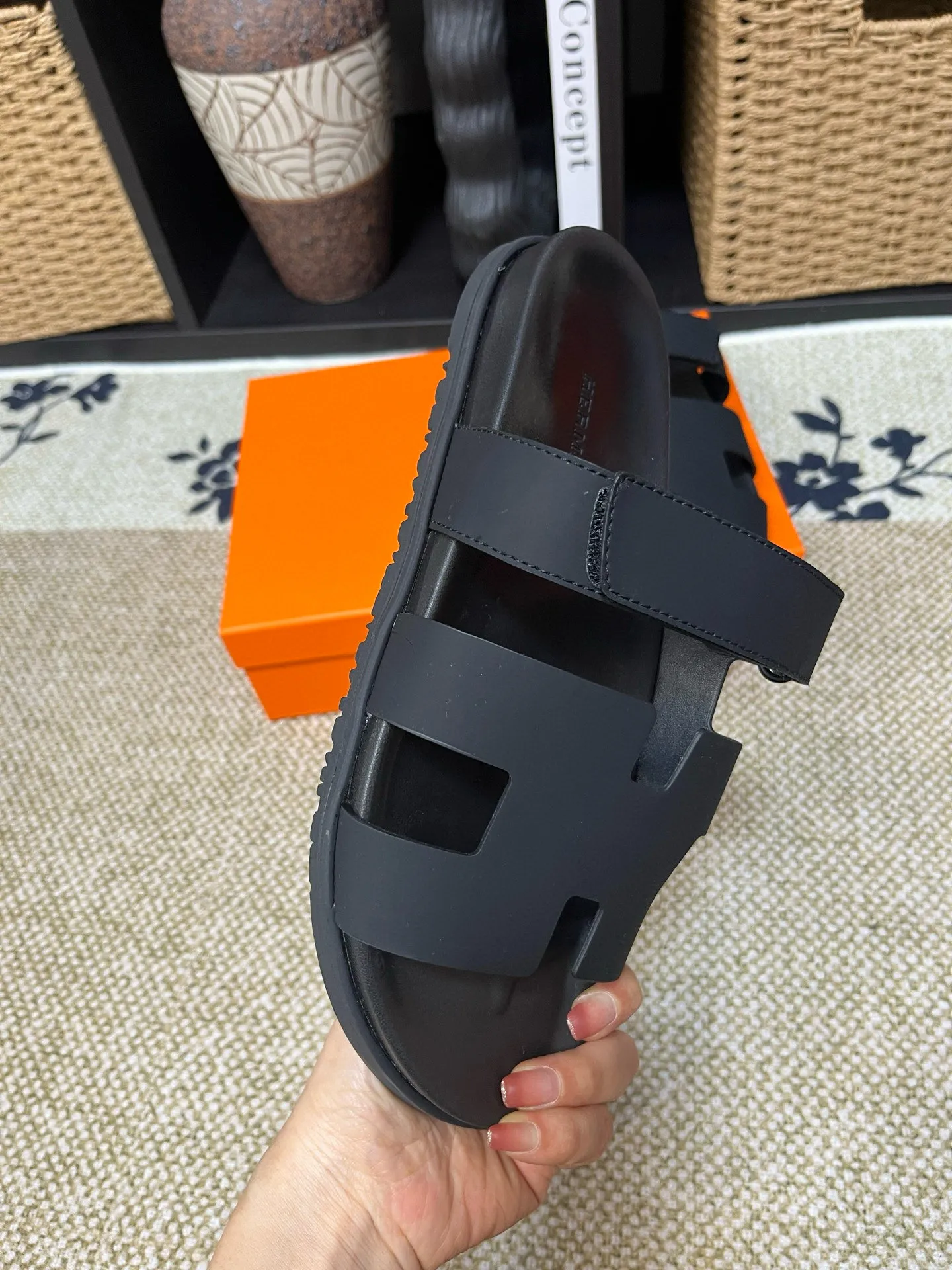 P300 Long-term stock Hermes men’s Kazimir slippers for couples - top quality woven calfskin functional sandals with intertwined uppers inspired by the “H” iconic pattern to create a casual look, perfect for summer. Imported cowhide + cowhide lining + TUP outsole Size: 35-46